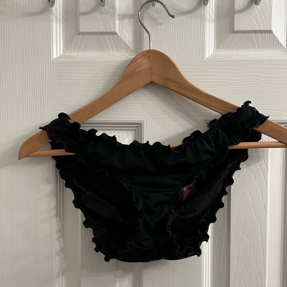 Black size medium Victoria secret bottoms.